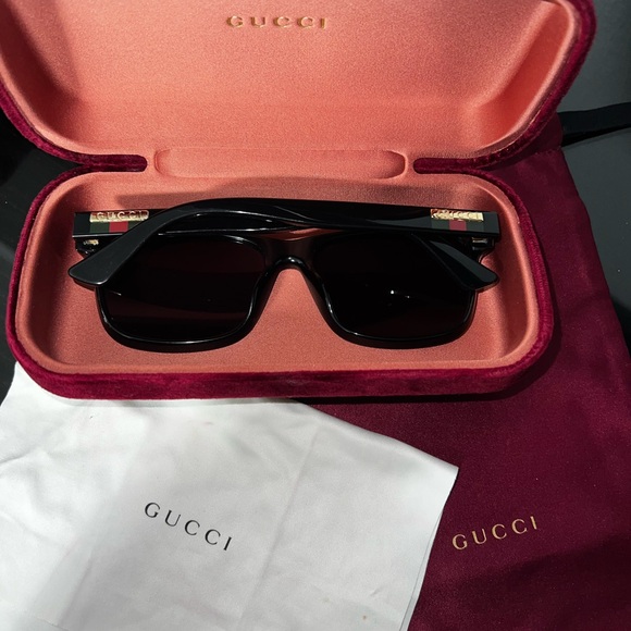 GUCCI Sunglasses GG0746S 001 Black & Gold - Picture 3 of 5